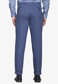 Pantaloni blu a righe, realizzati in tessuto testurizzato, con una vestibilità su misura, orli risvoltati e due tasche posteriori con chiusure a bottone.