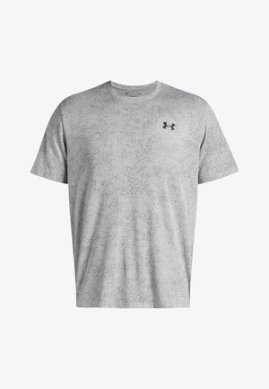 Pelēks īsām piedurknēm sporta krekls ar teksturētu rakstu, ar apaļu kakla izgriezumu un mazu melnu logotipu kreisajā krūšu daļā.