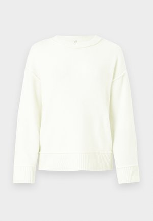 Hvit strikkegenser med dropped shoulders, ribbestrikkede mansjetter og nederkant. Myk tekstur, rund halsdesign og en avslappet passform.