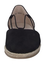 Svart semsket espadrille med rund tå, åpne sider og beige jute tau såle. Innvendig har den subtil merking og en glatt overflate.