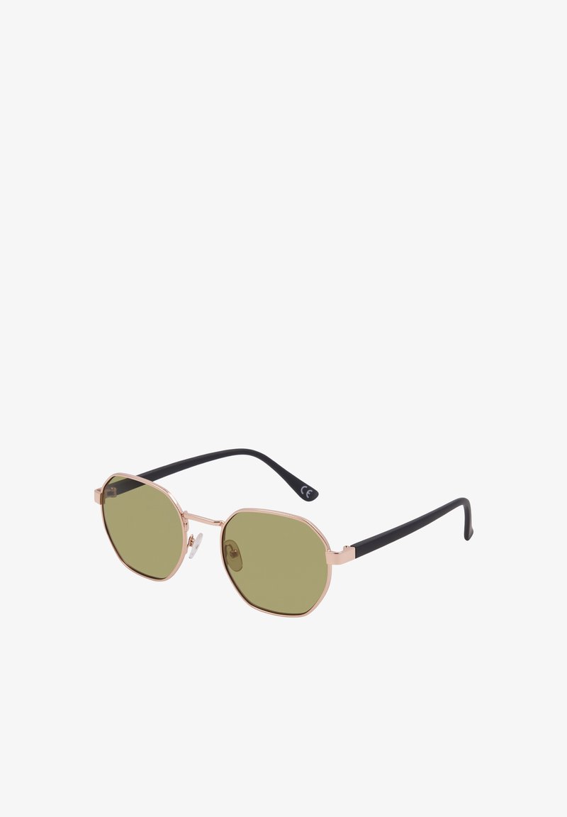 Lunettes de soleil octogonales avec fines montures en métal rose gold, verres teintés verts, plaquettes de nez ajustables et branches noires incurvées.
