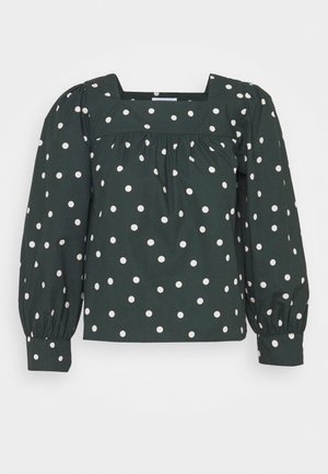 Groene blouse met witte polkadots, een vierkante halslijn, lange pofmouwen en een gerimpelde taille.