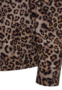 Leopardenmusterstoff mit einer weichen Textur; weist dunkelbraune und schwarze Flecken auf einem hellen Tan-Hintergrund auf. Enthält ein kleines Logoetikett, das an der Kante genäht ist.