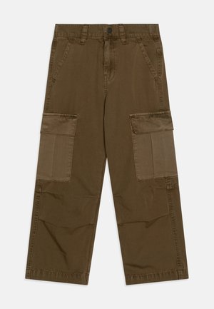 Pantaloni cargo verde oliva con design a gamba dritta, caratterizzati da due grandi tasche laterali, tasche frontali e una chiusura con zip e bottone.
