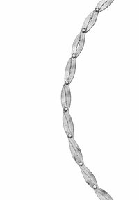 Zilveren ketting met verstrengelde schakel met een gegoten patroon en ronde versieringen op intervallen, tegen een witte achtergrond.