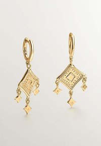 Pendientes de aro dorados con colgantes en forma de diamante con patrones texturizados y acentos de estrellas colgantes. Acabado suave y brillante en todo.