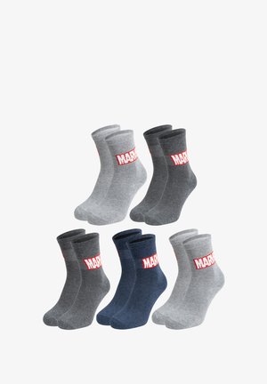 Set di cinque paia di calze a crew in grigio chiaro, grigio scuro e blu navy, con il logo rosso "MARVEL" sul risvolto. Tessuto morbido e testurizzato.