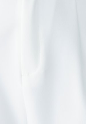 Valge kangas, millel on sile tekstuur; sisaldab küljetaskut ja peeneid õmblusdetailide, luues puhta ja minimalistliku disaini.