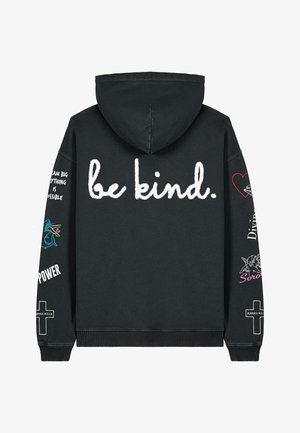 Juodas džemperis su priekine kengūros kišenė, ryškiai balta "būk malonus" užrašas ant nugaros ir įvairios spalvotos grafikos ant rankovių. Medvilnės mišinys.
