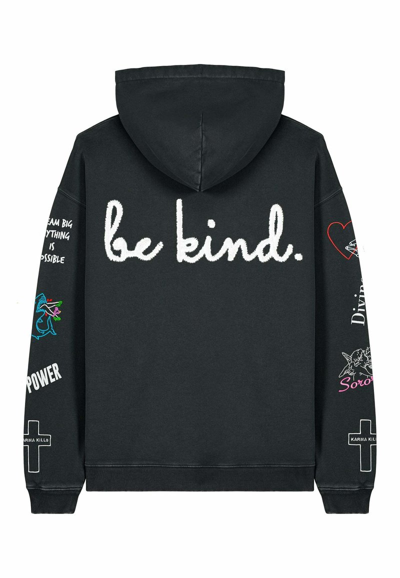 Črna kapuca s sprednjim kenguru žepom, poudarjenim belim besedilom "bodite prijazni." na hrbtni strani in različnimi pisanimi grafikami na rokavih. Material iz mešanice bombaža.
