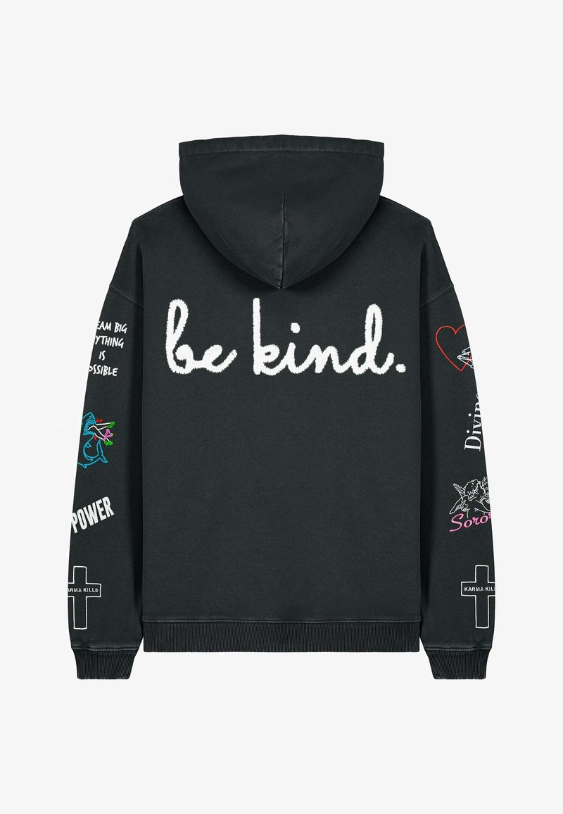 Črna kapuca s sprednjim kenguru žepom, poudarjenim belim besedilom "bodite prijazni." na hrbtni strani in različnimi pisanimi grafikami na rokavih. Material iz mešanice bombaža.
