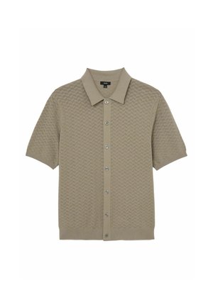 Rövid ujjú bézs kötött ing texturált mintával, gombos elülső résszel és hegyes gallérral, fehér háttéren elterítve.