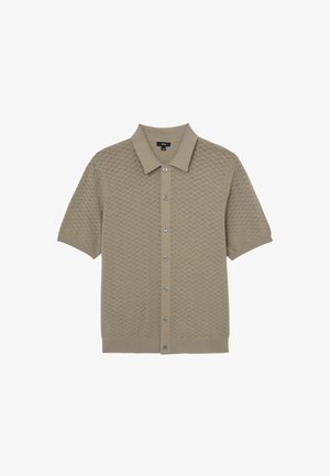 Kortærmet beige strikskjorte med tekstureret mønster, knaplukning foran og spids krave, lagt fladt på en hvid baggrund.