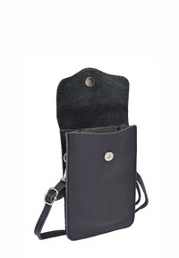 Sac bandoulière en cuir marine avec une texture lisse, fermeture à rabat, bouton-pression et une sangle réglable. L'intérieur est doublé en feutre.