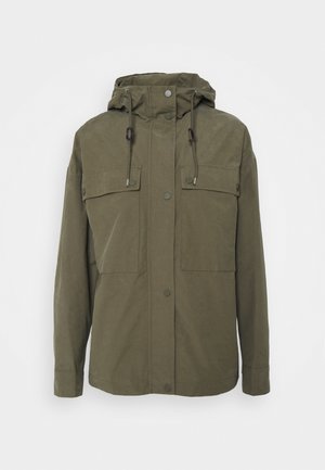 Chaqueta verde caqui con capucha, botones a presión delanteros, bolsillos en el pecho con solapas y botones, y cordones en la capucha.