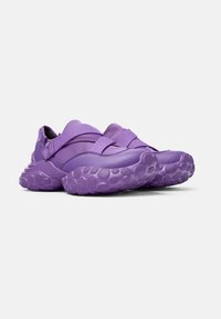 Scarpe sportive viola con suola in gomma testurizzata, fascia elastica sulla parte superiore e design arrotondato per comfort e stabilità.