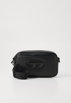 Bolsa de ombro em couro preto com forma retangular, superfície texturizada, logotipo em relevo e correia ajustável. Fecho de correr na parte superior.