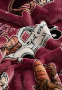 Fleece deken in een wijnrode kleur met een zachte textuur, met gedetailleerde patronen van een vintage voertuig en bloemmotieven.