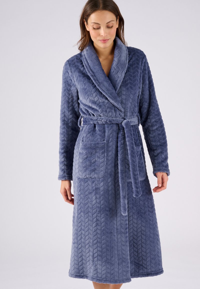 Lunga veste blu realizzata in un morbido tessuto testurizzato con un motivo a zigzag. Presenta un colletto scialle, vita con cintura e tasca frontale.