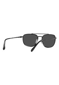Occhiali da sole in stile black metal con lenti rettangolari, montatura sottile e tempie curve. Presentano cuscinetti nasali regolabili per una vestibilità sicura.