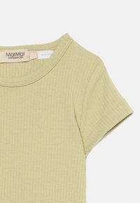 Μπέζ ριμπιέ κοντομάνικο μπλουζάκι με στρογγυλή λαιμόκοψη και ετικέτα MarMar Copenhagen ραμμένη στο εσωτερικό του γιακά.