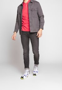 Wrangler Vaqueros pitillo - grey denim