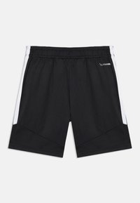 Μαύρες αθλητικές βερμούδες με σχέδιο μονής απόχρωσης, που διαθέτουν λευκή πλευρική ρίγα και ελαστική μέση για άνεση. Κατασκευασμένες από αναπνέον υλικό.