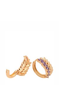 Orecchini a cerchio d'oro a forma di foglia, uno decorato con sei gemme tagliate a marquise viola lungo il bordo.