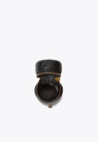 Czarna skórzana torba o pikowanej fakturze, złote zamknięcie na zamek i dekoracyjne elementy. Wnętrze wykończone jest materiałem w wzory.