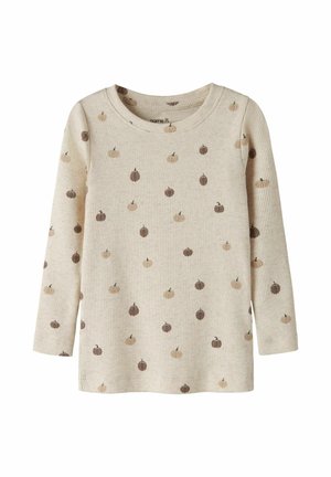 Chemise beige à manches longues côtelée avec de petites impressions de citrouilles marron et marron clair dispersées sur le tissu.