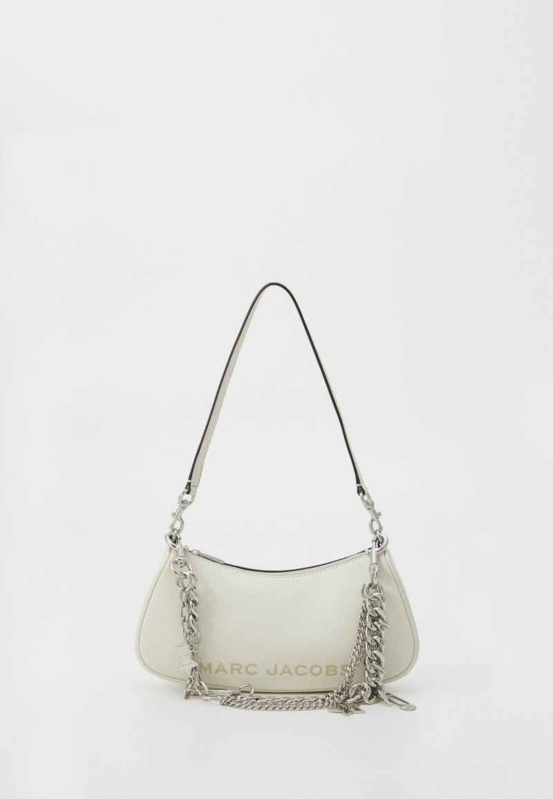 Λευκή δερμάτινη τσάντα με καμπυλωτό σχήμα, με ασημένια αλυσίδα για τον ώμο, μαύρες λεπτομέρειες και χρυσό λογότυπο "MARC JACOBS" μπροστά.