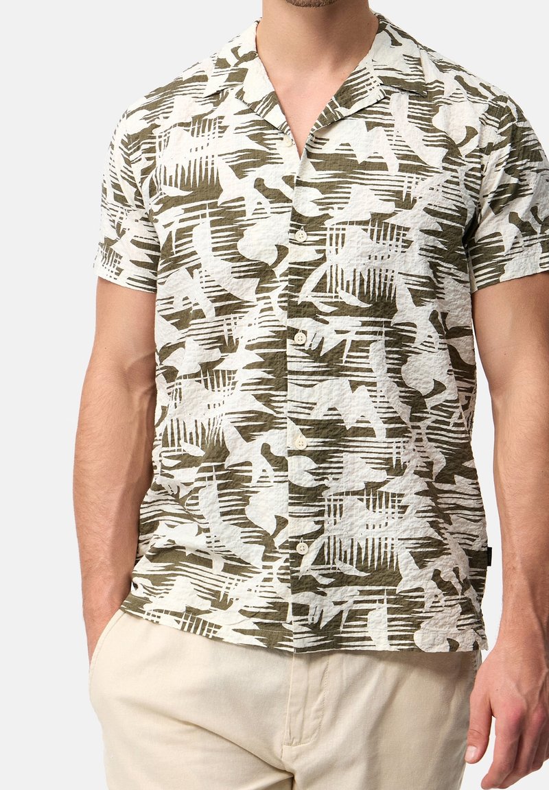 Kurzärmeliges Hemd aus strukturiertem Stoff mit einem grünen und weißen abstrakten Muster; verfügt über einen Kragen und eine durchgehende Knopfleiste.