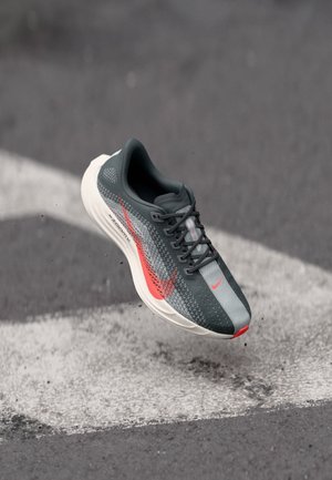 PEGASUS PLUS - Hardloopschoenen voor op de weg - anthracite/bright crimson/light smoke grey