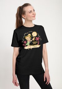 Schwarzes T-Shirt mit einem Cartoon-Design eines Mädchens mit einer Blume, Sonne und Palmen, mit dem Text "SUNKISSED GLOW mit Betty Coconut."