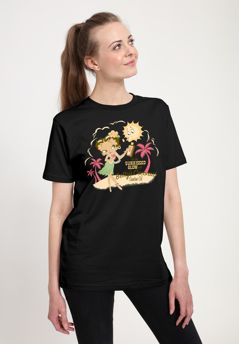 Schwarzes T-Shirt mit einem Cartoon-Design eines Mädchens mit einer Blume, Sonne und Palmen, mit dem Text "SUNKISSED GLOW mit Betty Coconut."