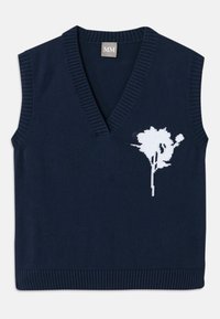 Marineblå strikket ermeløs vest med dyp V-hals, med et hvitt blomsterdesign på venstre side og ribbede kanter ved nederkant og armhull.