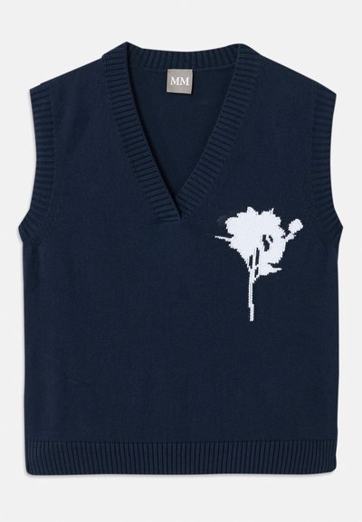 Marineblå strikket ermeløs vest med dyp V-hals, med et hvitt blomsterdesign på venstre side og ribbede kanter ved nederkant og armhull.