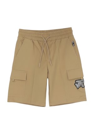 Pantaloncini cargo beige con vita elastica, coulisse, tasche laterali, tasche con patta sulle gambe e toppa ricamata in bianco e nero sulla gamba destra.