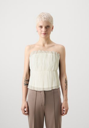 Haut sans bretelles en tissu léger et transparent crème avec un col froncé et volanté et une taille élastique pour un ajustement décontracté, design superposé.