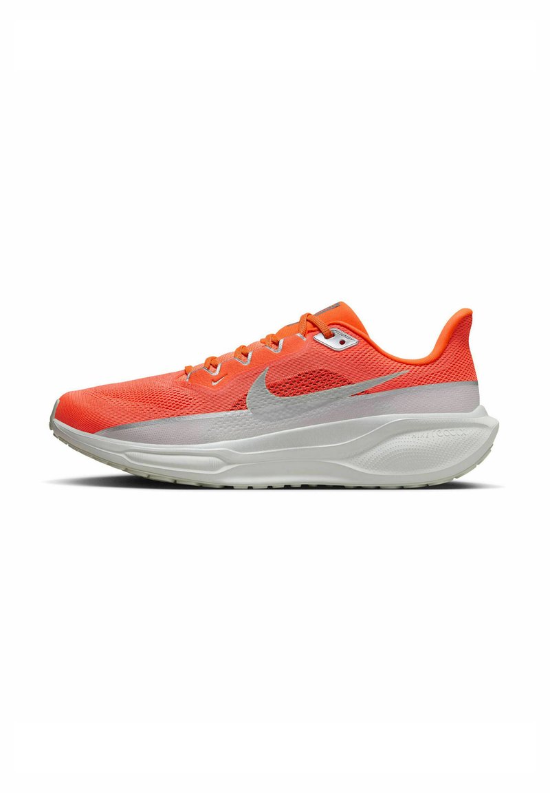 Chaussure de course Nike en maille orange vif avec des accents blancs et gris. Design élégant, col rembourré et semelle texturée pour une meilleure adhérence.