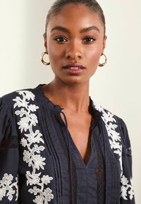 Lipsy 3/4 SLEEVE EMBROIDERED TIE NECK  - REGULAR FIT - Palaidinė - navy blue
