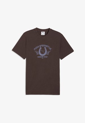 T-shirt Puma marron foncé avec fer à cheval, étoiles et texte "Puma Sportstyle Forever Wild 1948" en violet clair sur le devant.