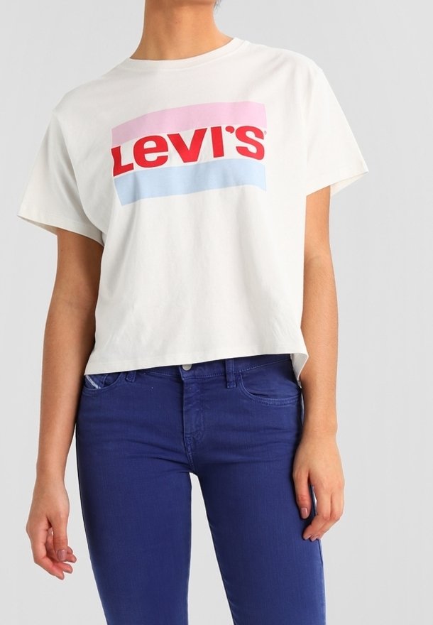 Bílé krátké tričko s červeným logem "Levi's" na růžovém a modrém pozadí. Krátké rukávy, vyrobeno z měkké bavlny.