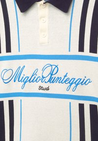 Strickpoloshirt in Hellgrau mit dunkelblauem Kragen und Streifen. Mit blauer gestickter Schrift "Miglio Punteggio Stud" und weißen Knöpfen.