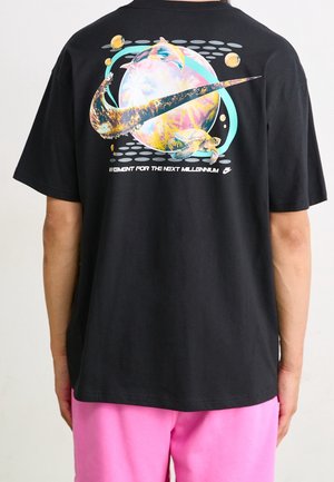 Czarny bawełniany t-shirt z kolorową grafiką przedstawiającą planety, żółwie morskie i smuga. Posiada krótkie rękawy i luźny krój.