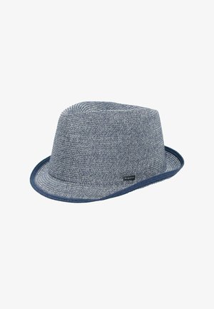 Grauer gewebter Fedora-Hut mit schmaler dunkelblauer Krempe und kleinem Bugatti-Markenetikett an der Seite.