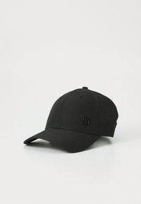 Sort baseball cap lavet af stof med en rund krone, buet skygge og præget logo på fronten og siden. Glat tekstur.