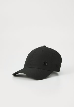 Cappellino da baseball nero in tessuto con corona arrotondata, visiera curva e logo in rilievo davanti e di lato. Texture liscia.