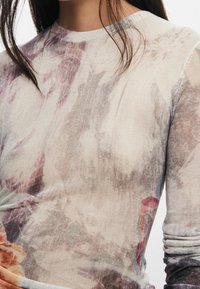 Top a maniche lunghe in tessuto morbido e leggero con motivi floreali e astratti in colori tenui, con colletto a girocollo ribattuto e vestibilità slim.