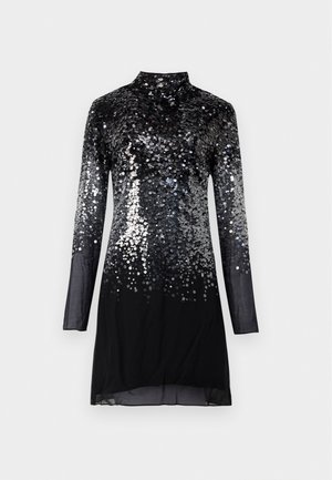 Mustapituinen pitkähihais dressi, jossa on korkea kaulus. Bodice on koristeltu pyöreillä hopeisilla paljeteilla, jotka vaihdetaan tasaiseksi mustaksi helmalla.
